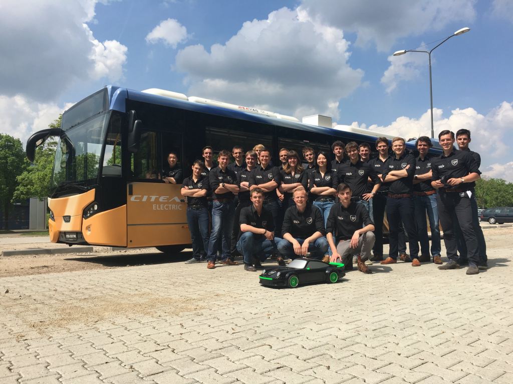 Teamfoto Team FAST with Bus