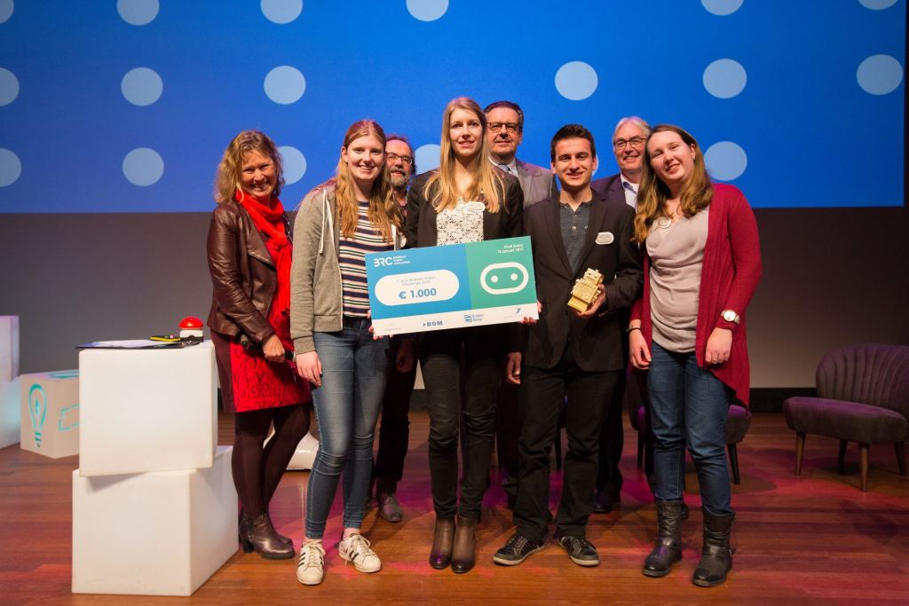 De winnaars van de avond, met in het midden Fontys-studente Sieta Ludema. Foto: Willeke Machiels