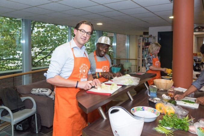 Foto Philips kookt met vluchtelingen via Samen voor Eindhoven