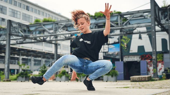 Vicky Bergmans actie _ foto Bram Berkien breakdance