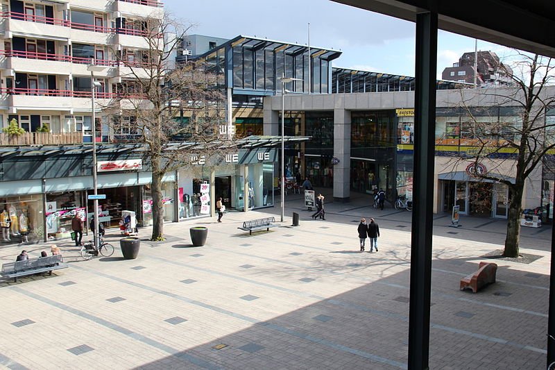 800px-Emmen,_shopping_mall_De_Weiert