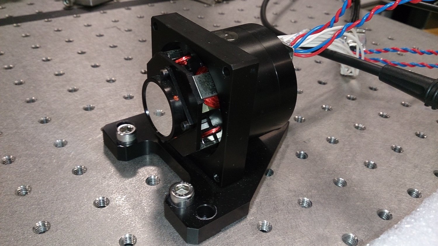 Kippspiegel-System zur Manipulation von Laserstrahlen