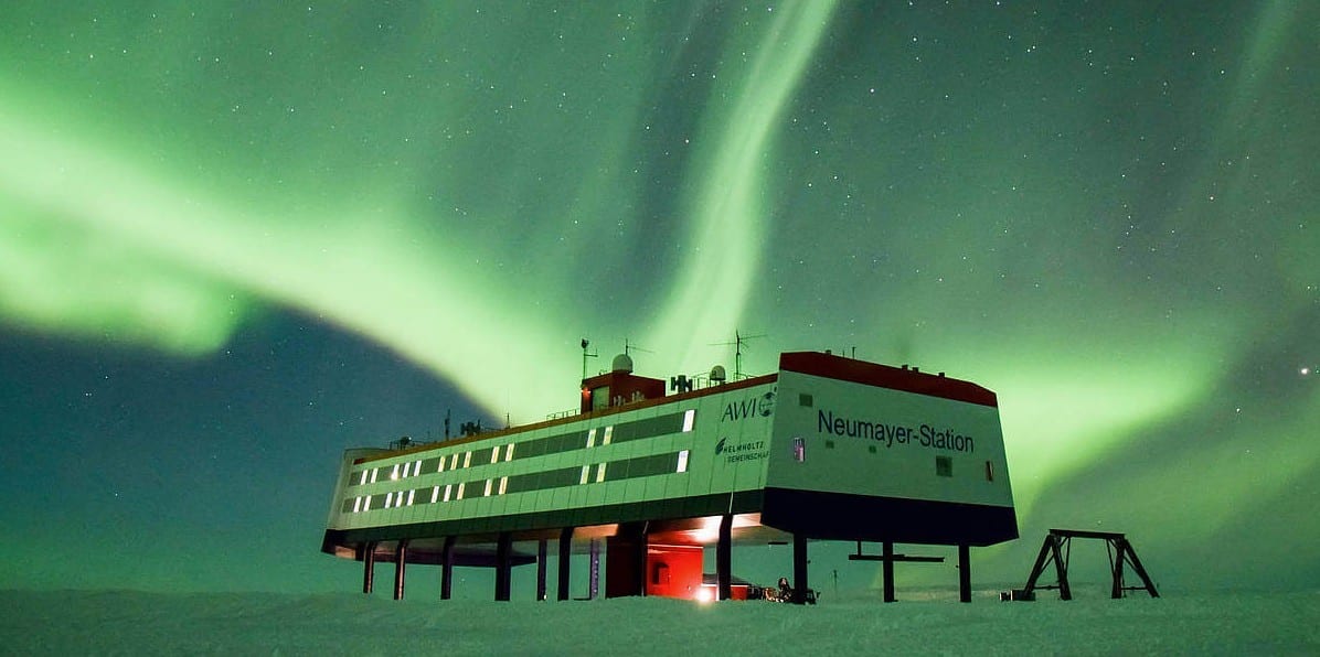 Neumayer-Station-III im Polarlicht