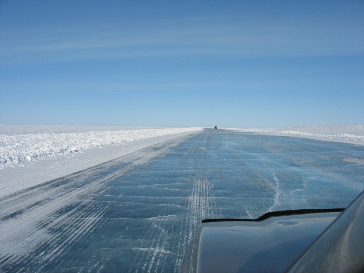 Inuvik to Tuktoyaktuk ice road on the Mackenzie River _Photo Credit Ronne Heming-NWT Tourism