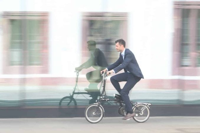 Fahrradfahrer mit Faltrad mit Pendix-Antrieb ausgestattet