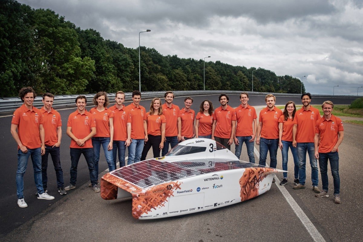 Het Vattenfall Solar Team met NunaX - © Hans-Peter van Velthoven