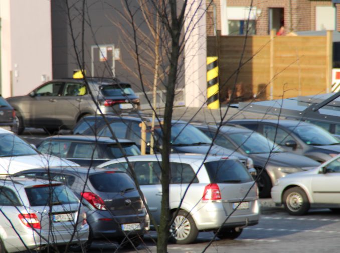 Pakende Autos - Parkplatz suchen ist in der Stadt schwer.