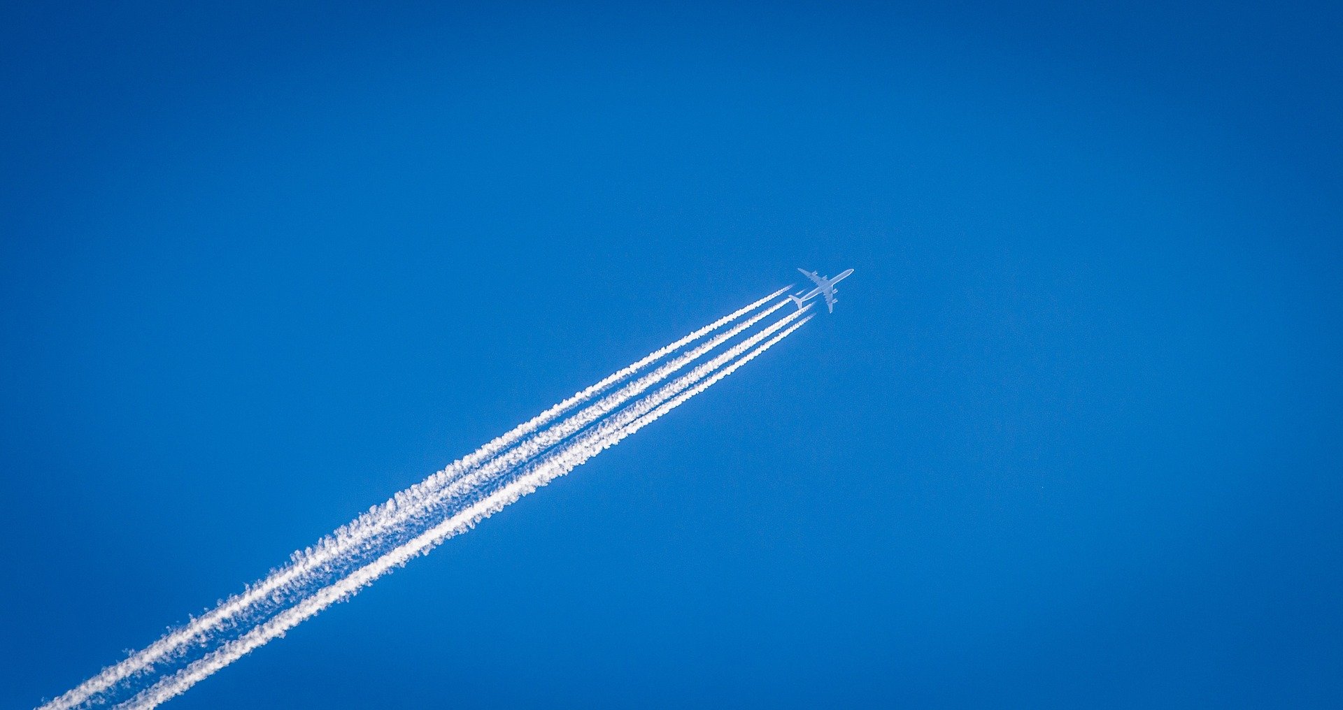 Würden Flugzeuge mit synthetischem Kerosin fliegen würde das die Umweltbilanz deutllich verbessern