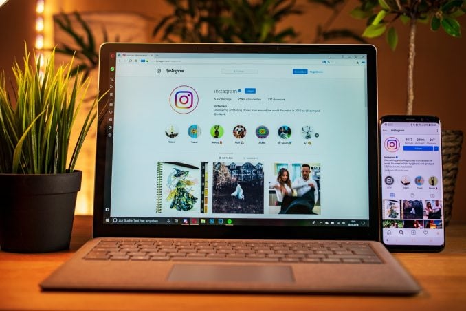 Aufgeklapptes Notebook mit Instagram-Account eines Influencers