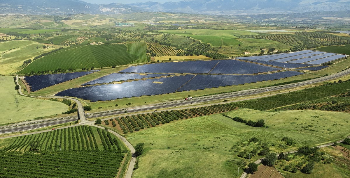 Italië integreert algenkwekerij met zonnefarm