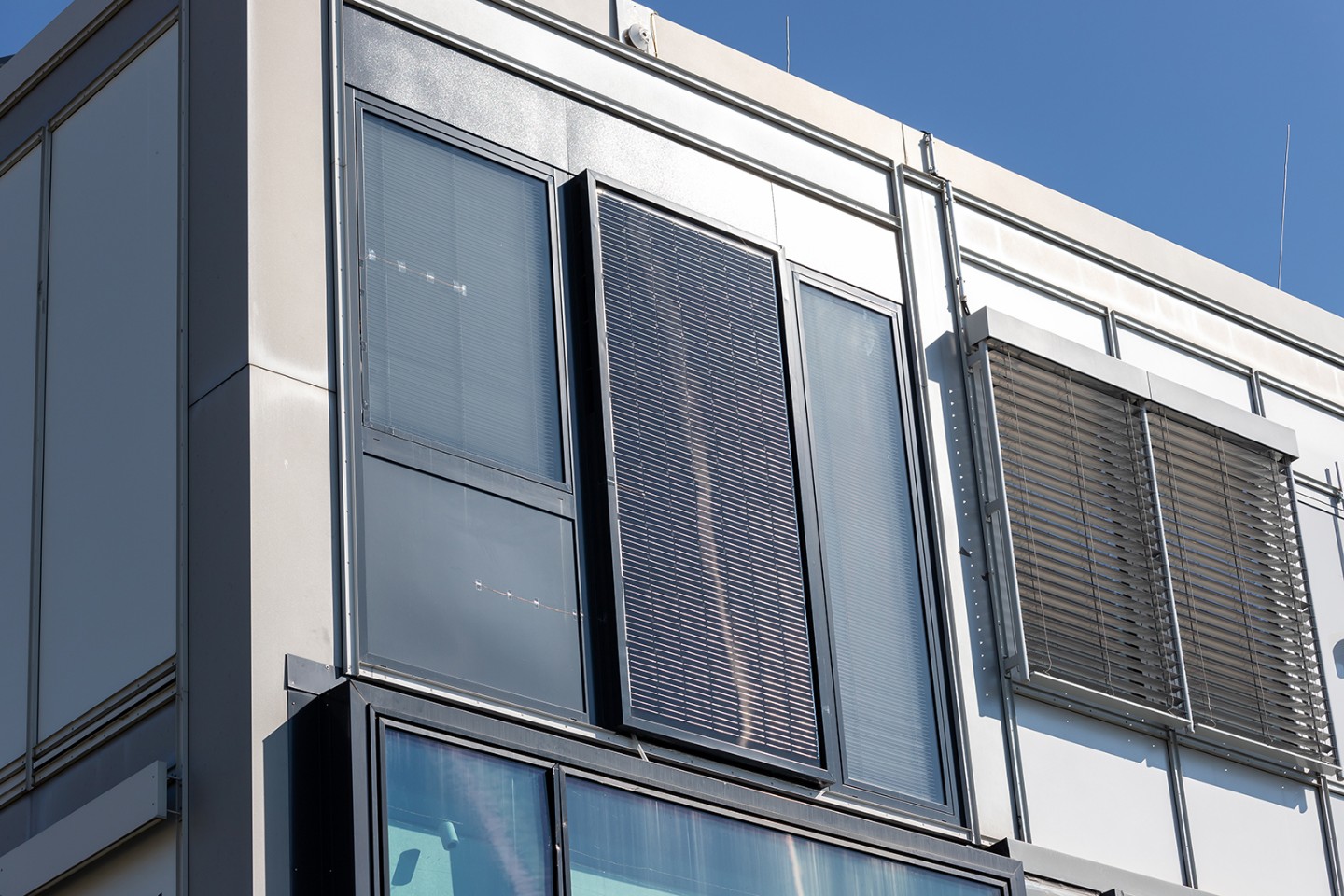 A modular facade supplies buildings with renewable energy