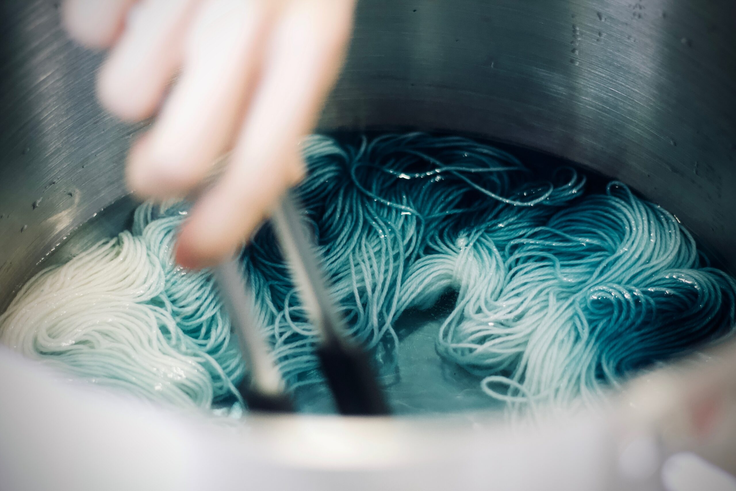 Overjas consultant schoolbord Textiel zwart verven kan veel duurzamer met pigmenten uit afval -  Innovation Origins
