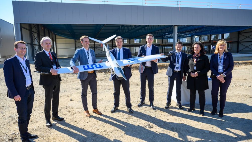 Markus Söder geflankeerd Tür de Beierse, Minister van Onderwijs Markus Blume und de Direktor der TUM-Fakultät LRG Mirko Hornung.