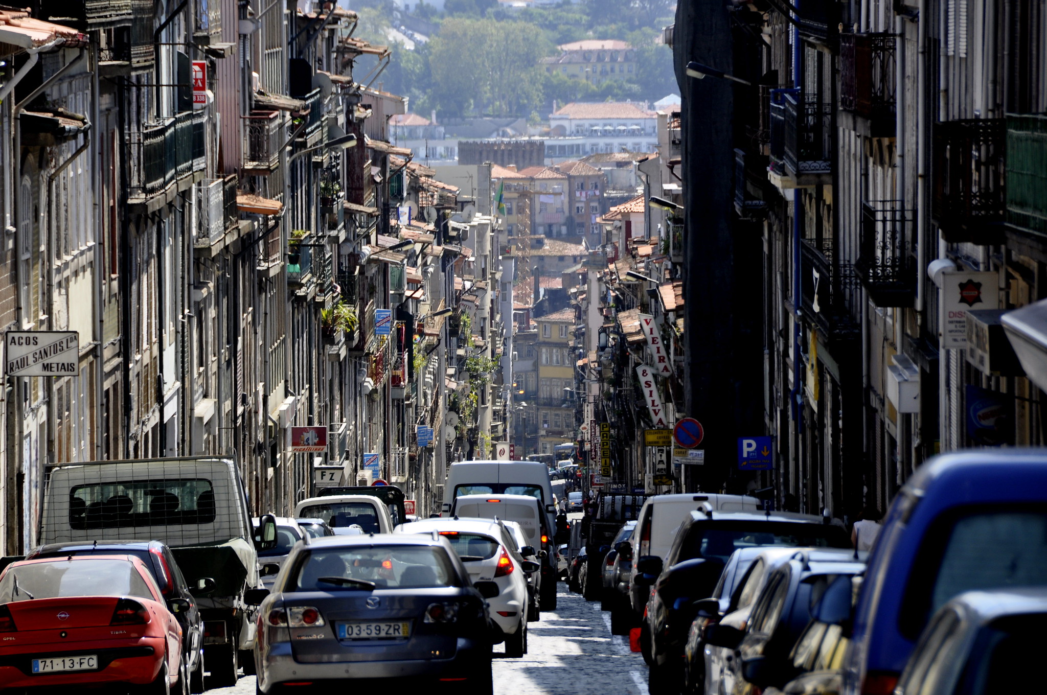 Traffic in Porto. Image: Roberto Maldeno
