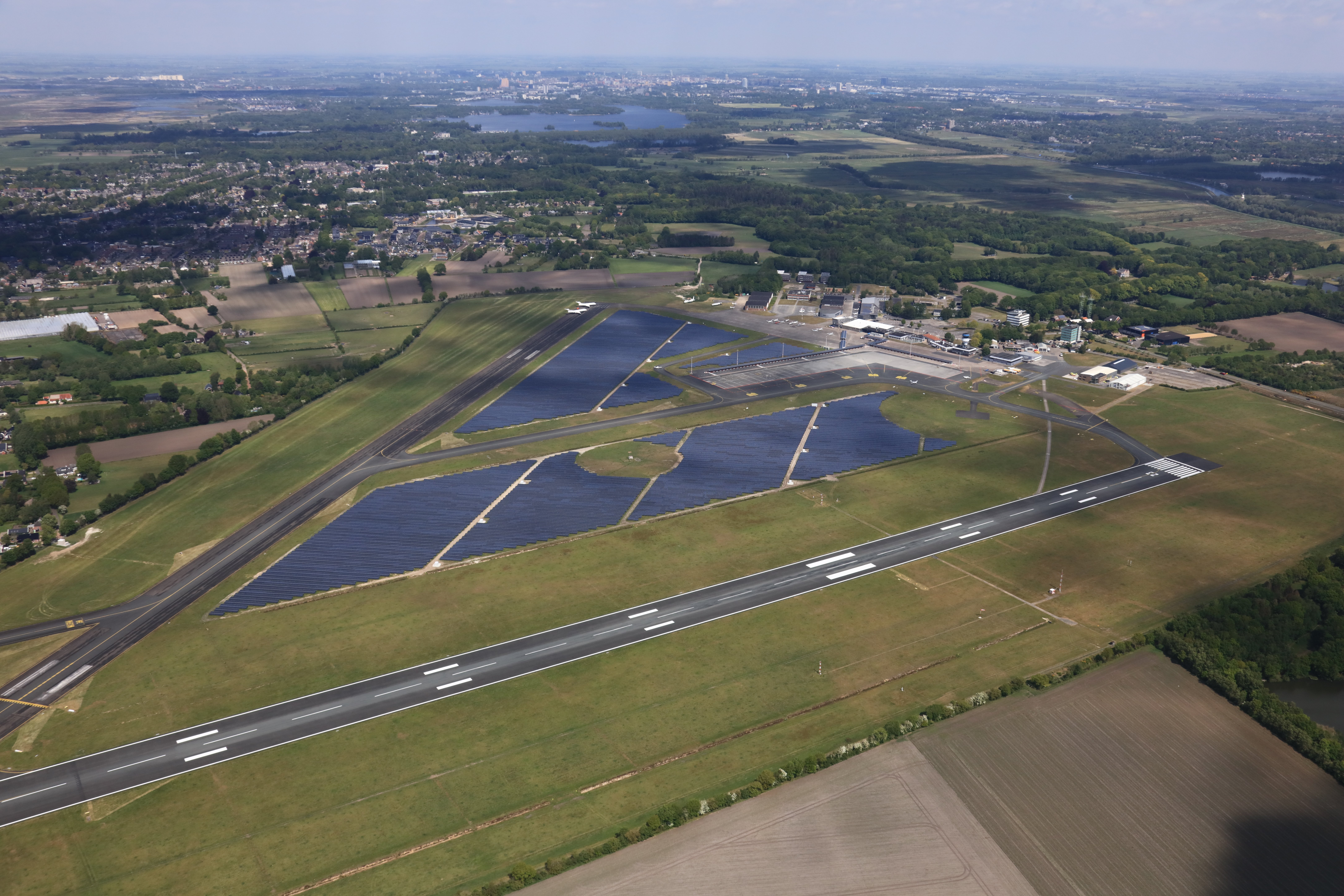 Elektrolyzer op vliegveld Eelde gaat groene waterstof produceren voor grootschalig gebruik