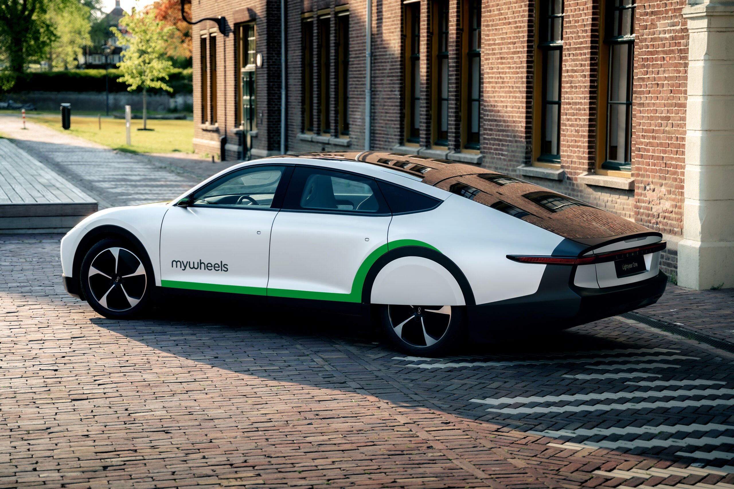 Hyper-efficiënte auto’s ontlasten stroomnet. ‘Tijd voor een energielabel op e-auto’s’