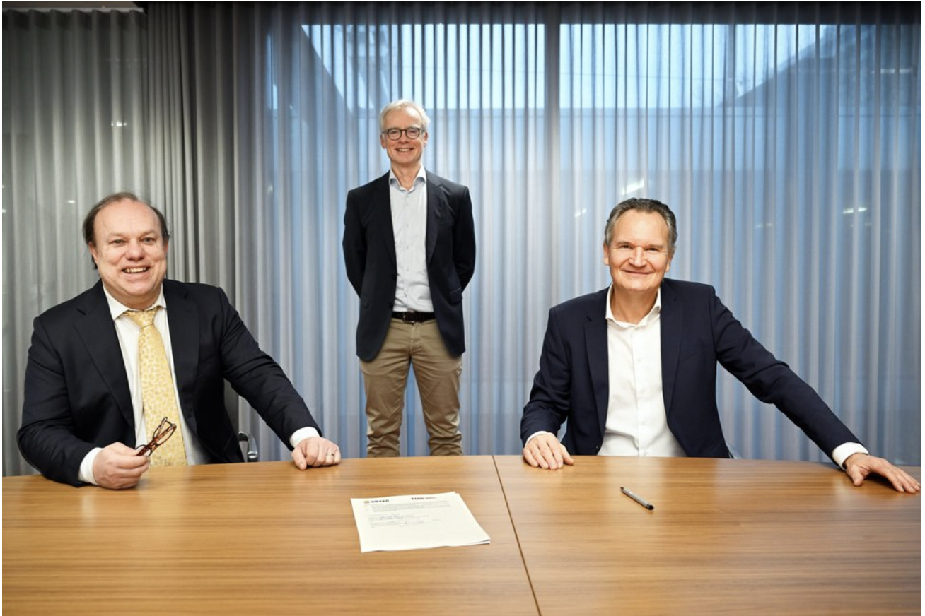 DIFFER director Marco de Baar (left), TU/e Professor Jom Luiten and TU/e President Robert-Jan Smits at the signing of the MOU. Photo: Bart van Overbeeke.