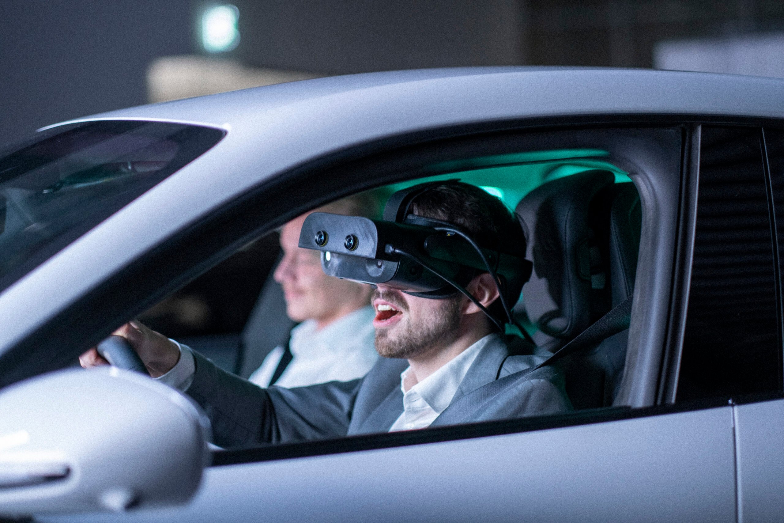 In een gewone auto leren rijden, maar dan wel in een compleet virtuele werkelijkheid