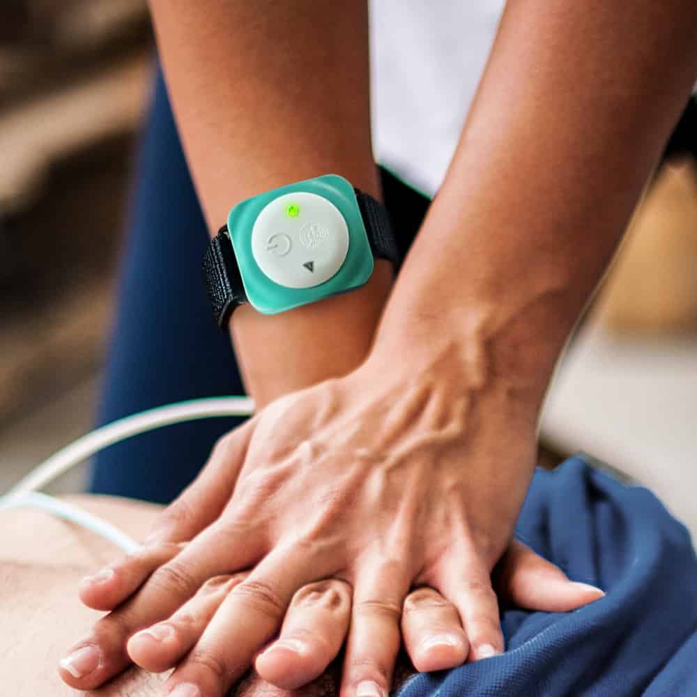 This wristband shows if you're performing CPR the right way