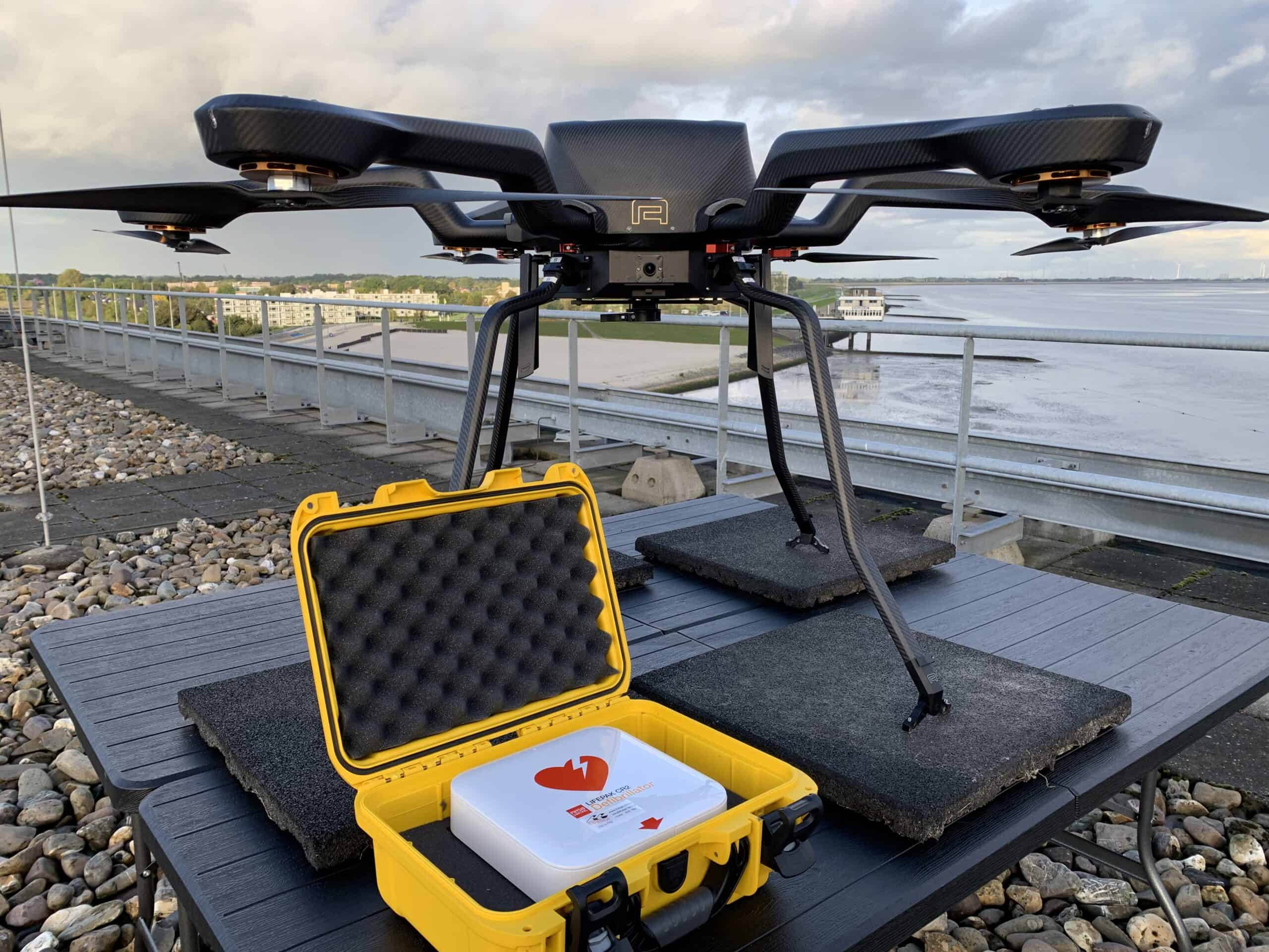 Test met vervoer van een AED per drone in haven van Delfzijl, ‘want elke seconde telt’