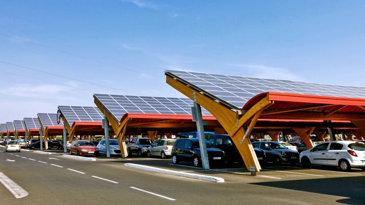 Verplichte zonnepanelen boven alle grote parkeerterreinen in Frankrijk krijgen de kracht van tien kerncentrales
