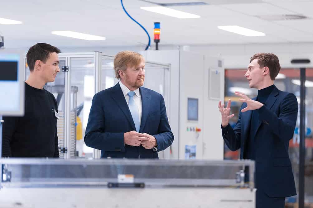 Co-founder Bas Verkaik (right) explaining processes to King Willem-Alexander (center) 