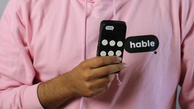 Met het toetsenbord van Hable One kunnen blinden weer smartphones gebruiken