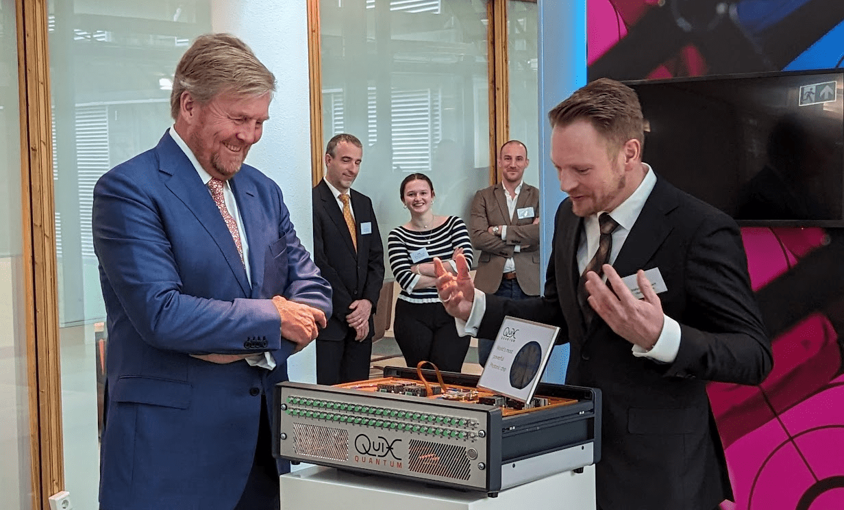 Koning krijgt in Eindhoven voorproefje van de toekomst via een diepe duik in de wereld van de geïntegreerde fotonica