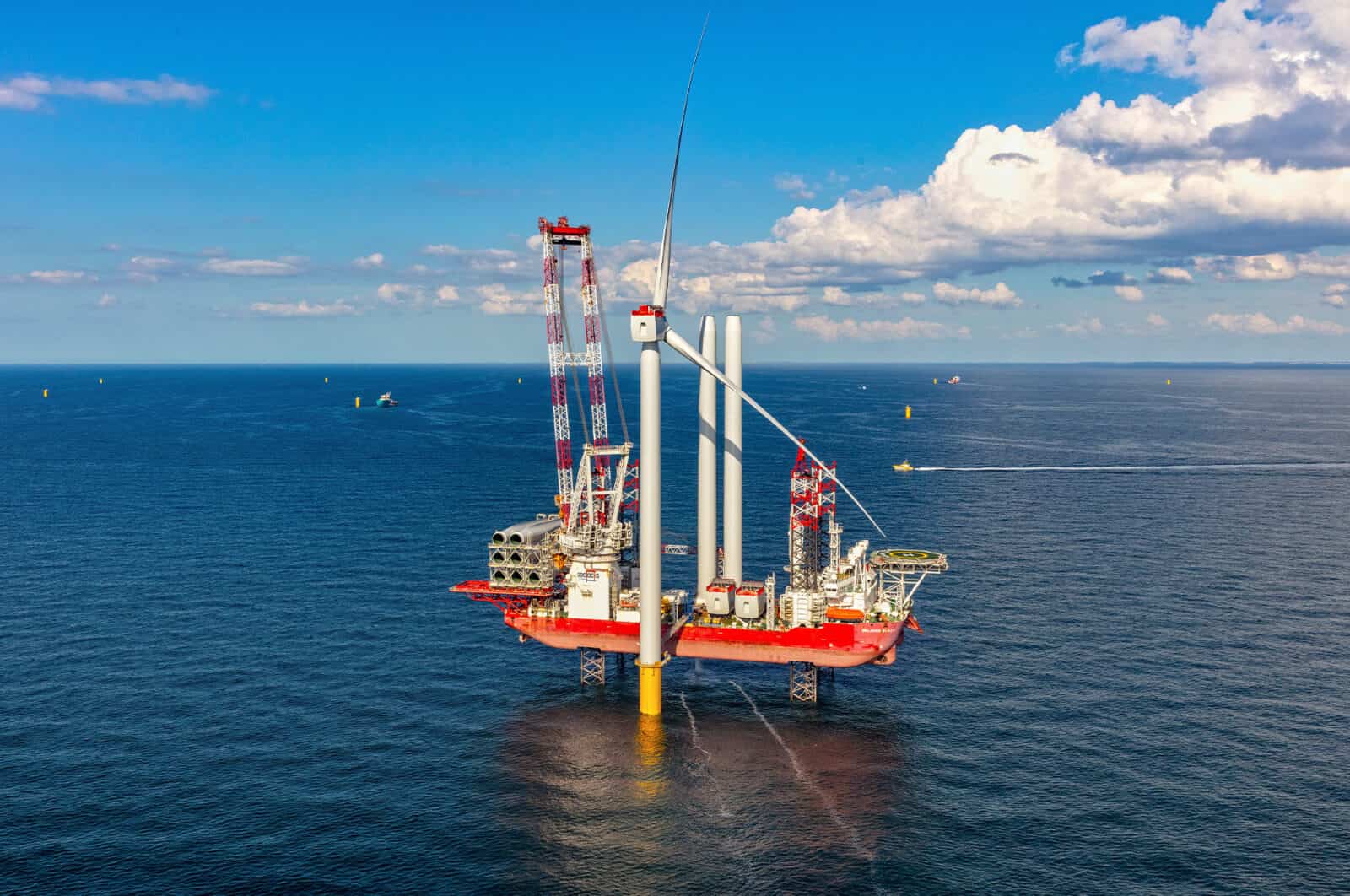 Eerste turbine verrijst in offshore windpark Hollandse Kust Noord - nog 68 te gaan