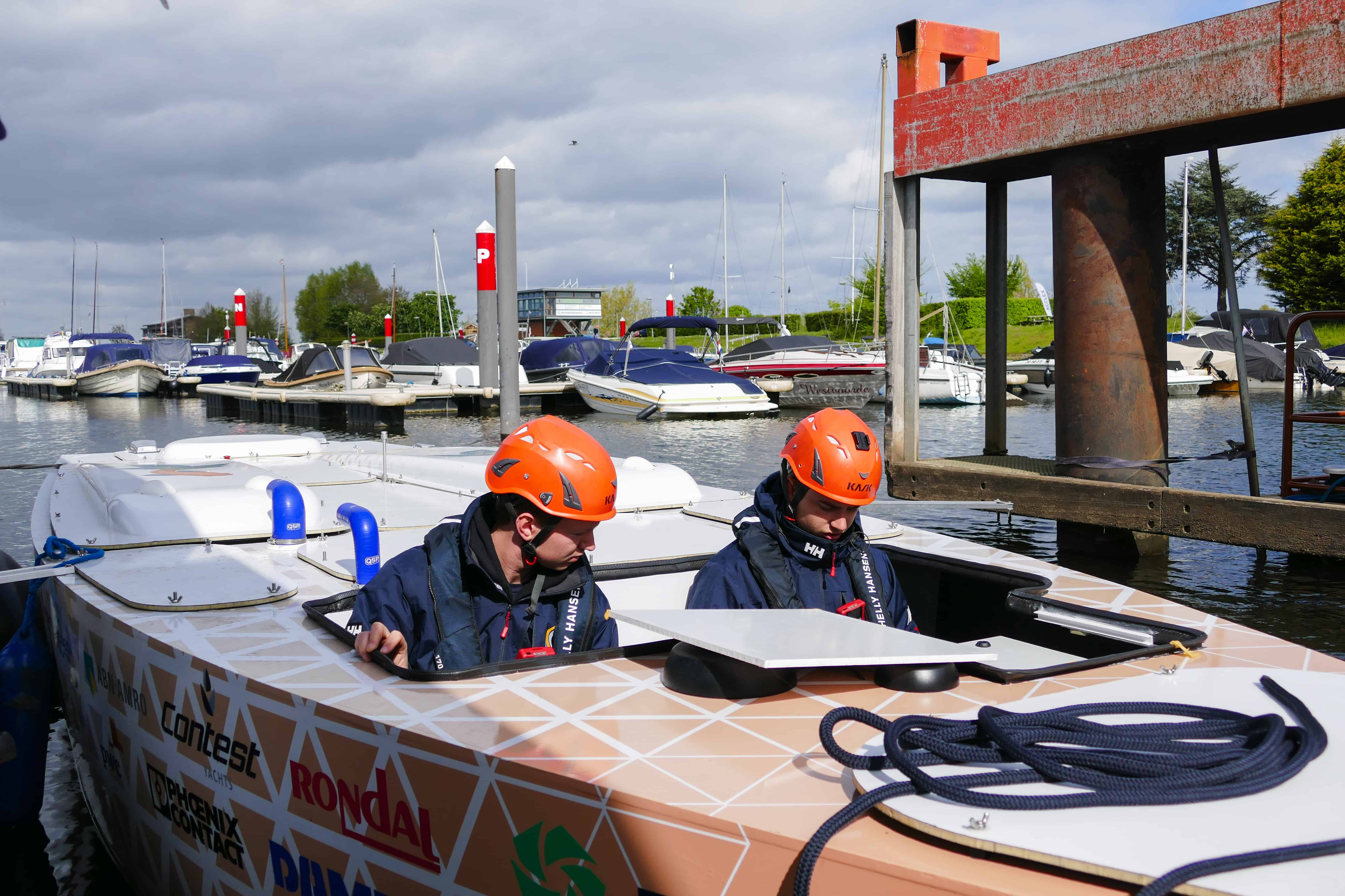 Delftse studenten varen met vliegende waterstofboot