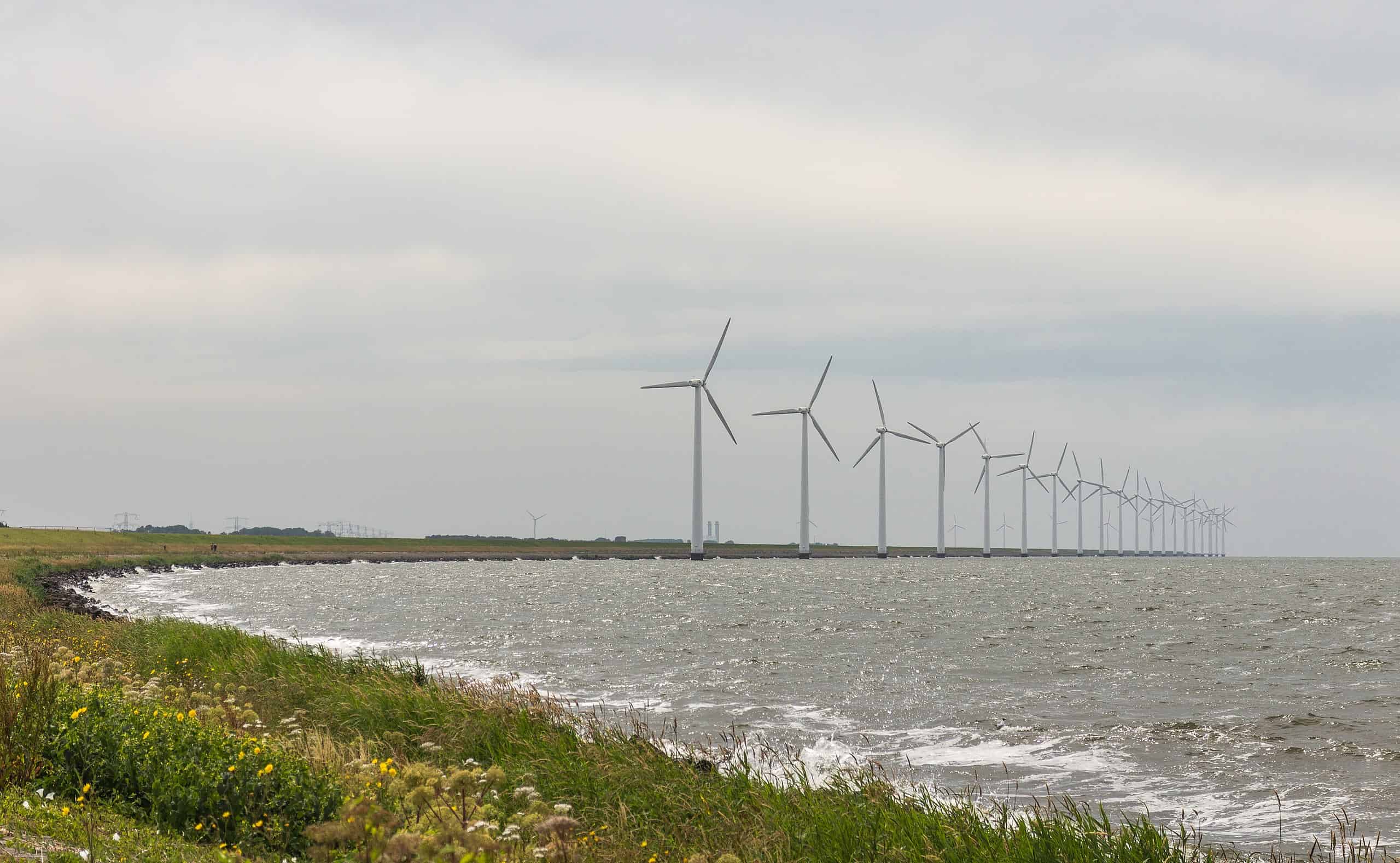 Windmolenpark in het IJsselmeer (via Wikimedia Commons)
