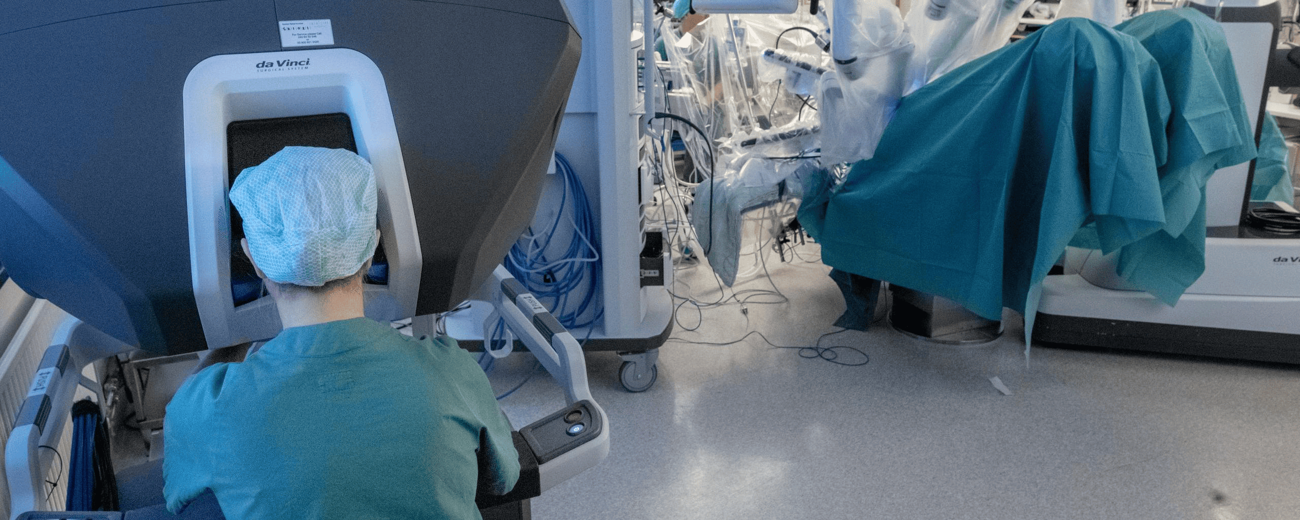 Robo-wonder: eerste baby ter wereld geboren na baarmoedertransplantatie met volledige robotondersteuning