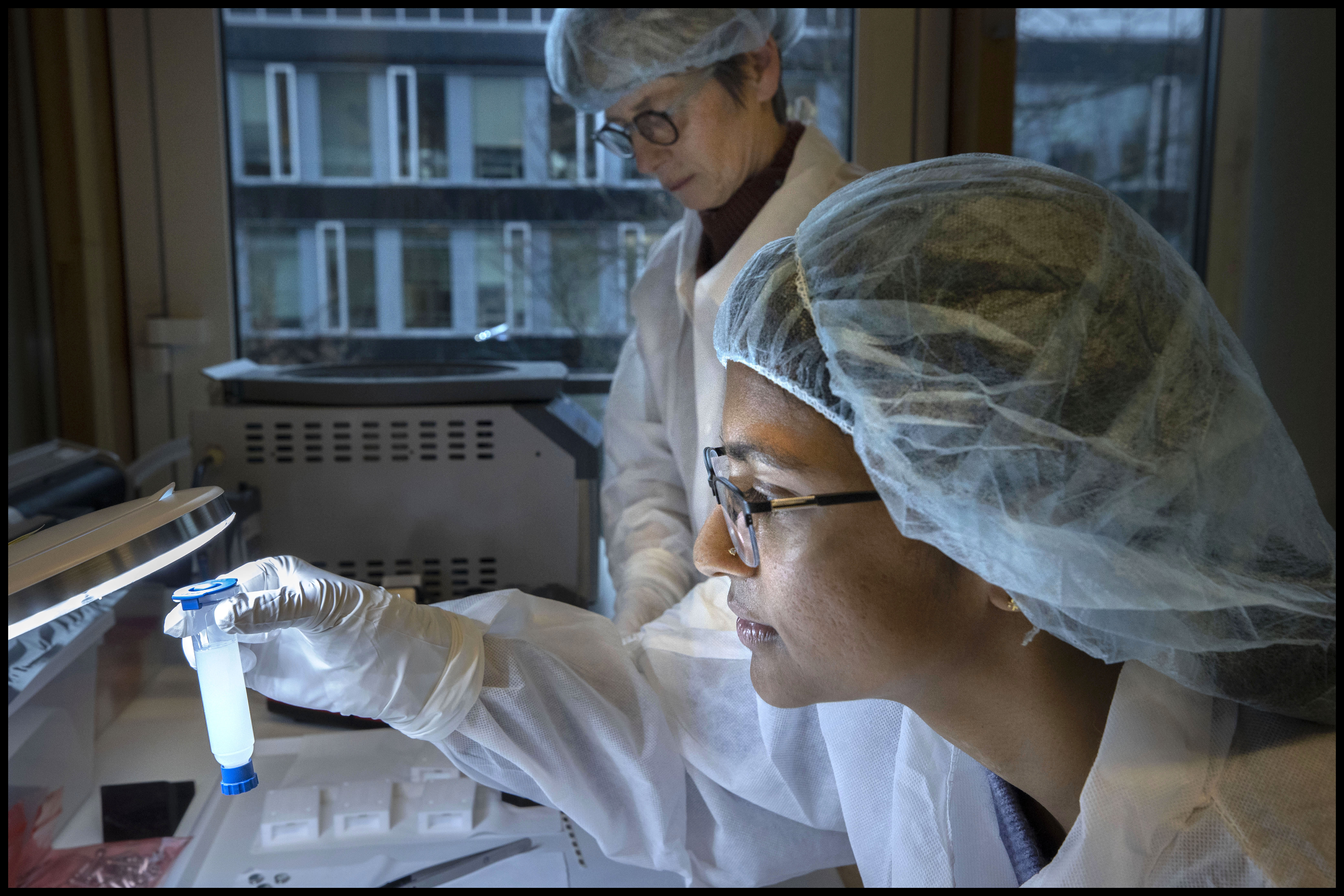 #nlbeeld# 23562 Eindhoven Salvia BioElectronics: een innovatieve startup actief in het opkomende gebied van bio-elektronica. De in het productieproces te verwerken materialen worden op homogeniteit gecontroleerd en vervolgens toegepast.