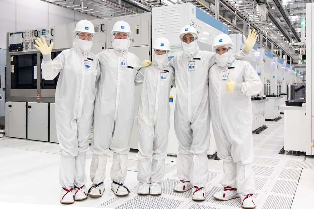 Intel manufacturing employees in the cleanroom of Fab 34, the newest Intel manufacturing facility in Ireland. © Intel Corporation