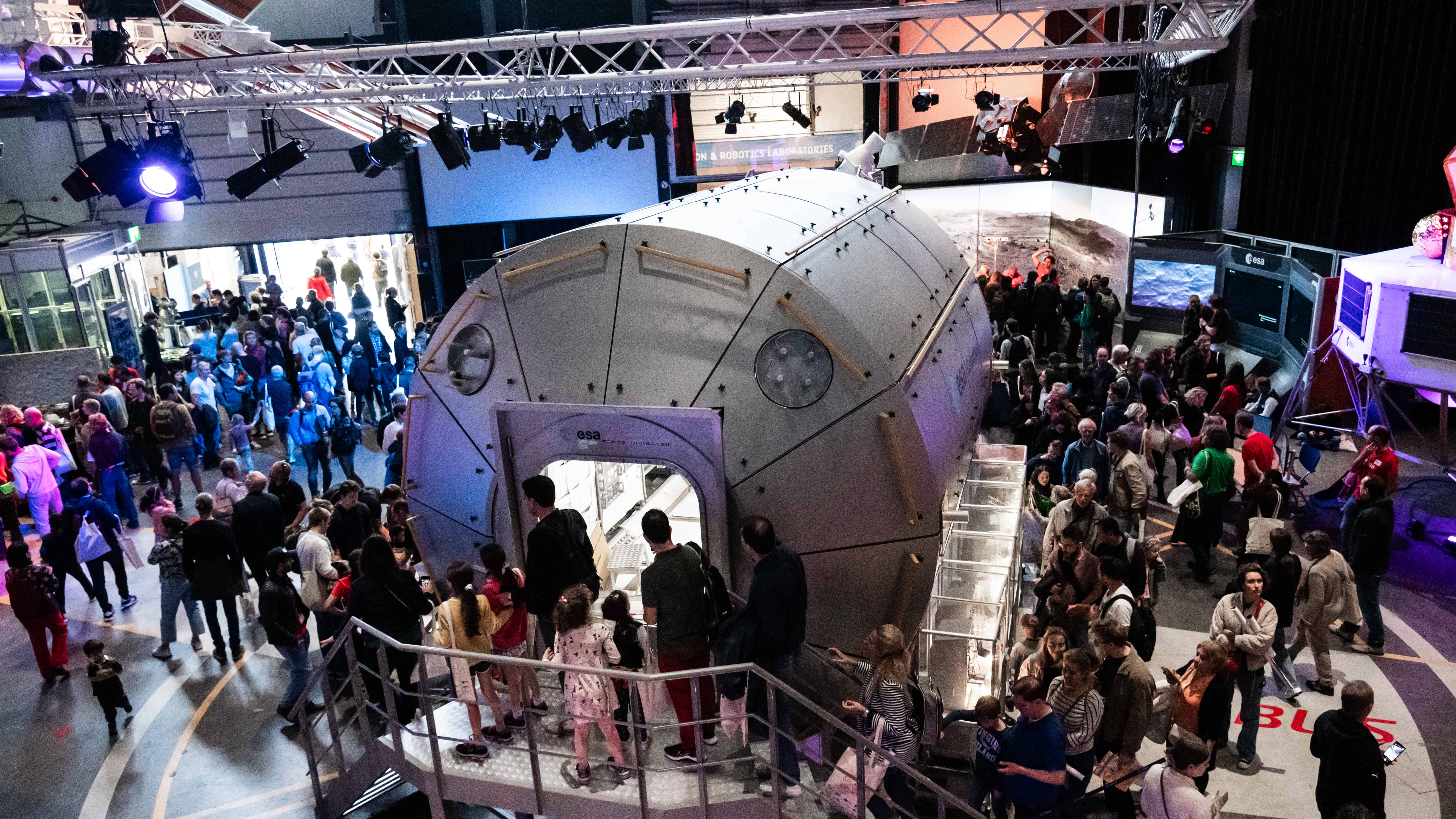 The Space Week, Open Day. © ESA-SJM Photography