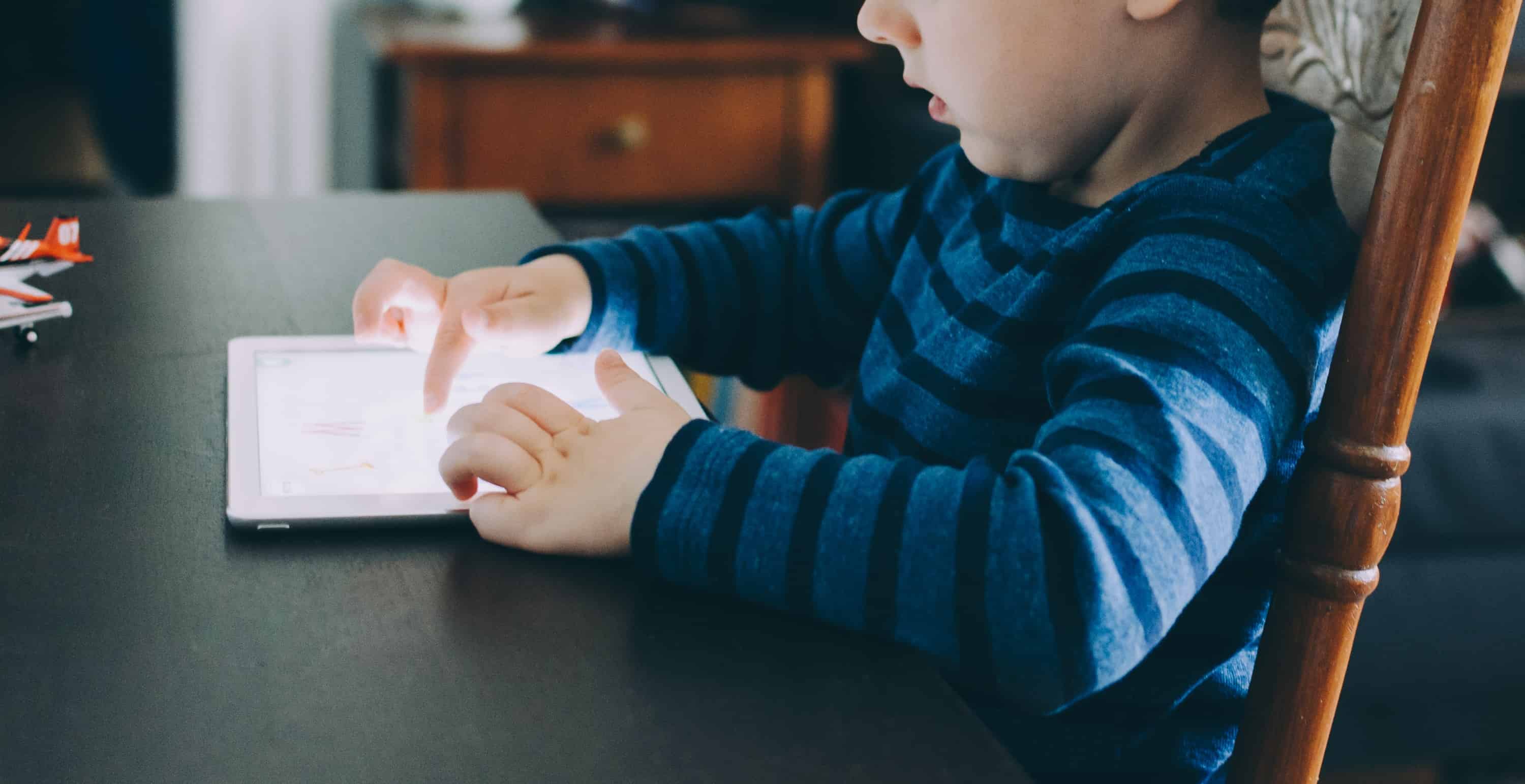 Глаза детей подвергаются риску из-за использования экрана, но умные решения уже в пути