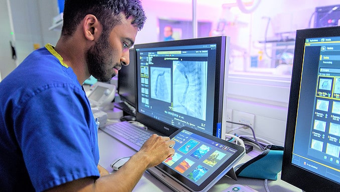 Healthcare worker using AI (image: Philips)