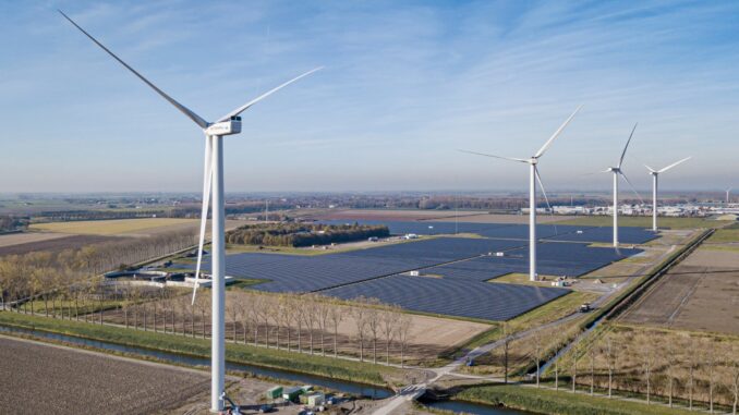 Energiepark Haringvliet Zuid is het eerste hybride park van Vattenfall. Het bestaat uit zes windmolens, 115.000 zonnepanelen en 12 containers met batterijen. Foto: Vattenfall/Jorrit Lousberg