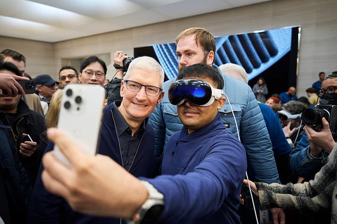 Apple Vison Pro, selfie with Tim Cook © Apple