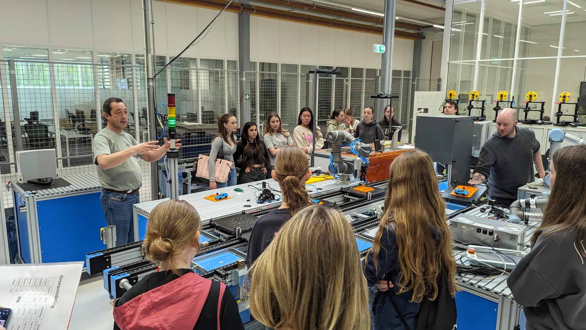 Girls' Day: 130 girls at Brainport Industries Campus looking for a future in engineering