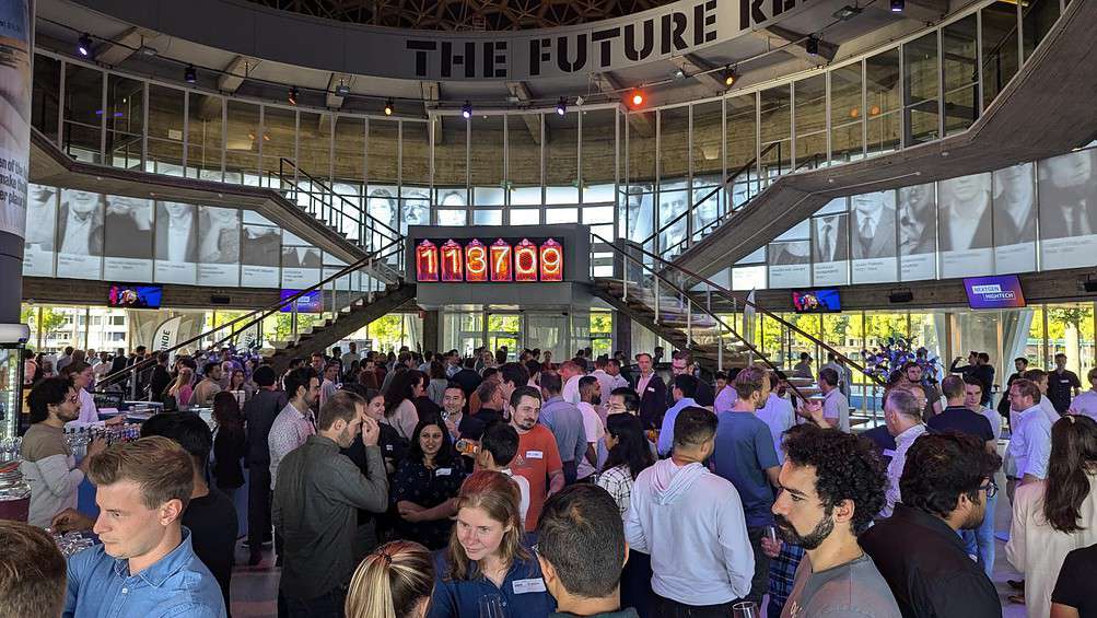 300 young professionals in hightech joined in the Evoluon for a NEXTGEN Hightech meetup.