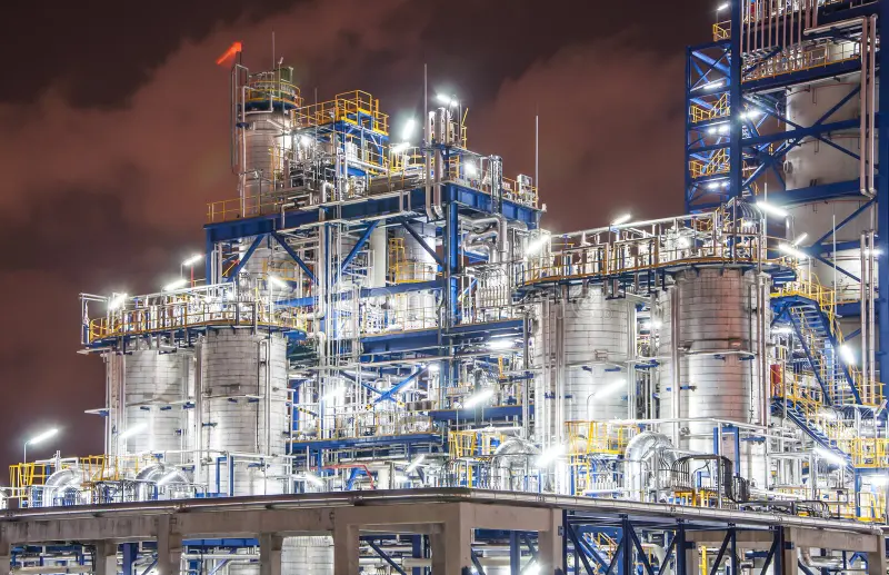 night-scene-chemical-plant-29342956.jpg